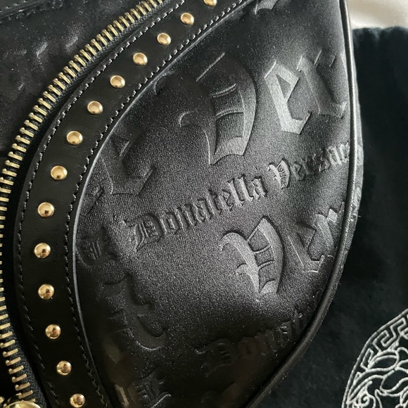 Versace half moon shoulder bag black with studs vintage 90’s - Picture 13 of 16